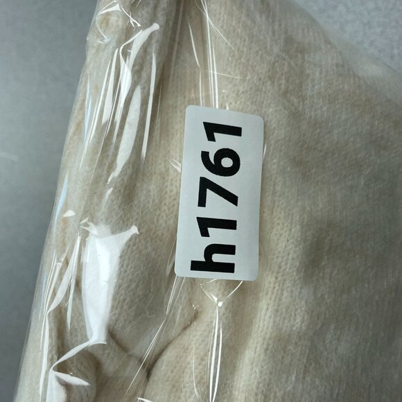 NEW Legendary Outfitters Soft & Cozy Crewneck Sweater S Beige Acrylic Blend Casu - Picture 8 of 8